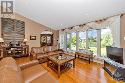 6923 Lakes Park Drive, Greely, ON - Indoor Photo Showing Living Room