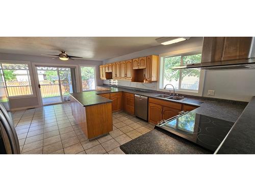 823 307Th Avenue, Kimberley, BC - Indoor Photo Showing Kitchen With Double Sink