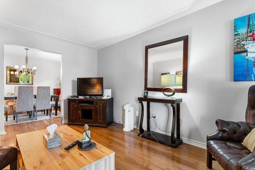 61 Napoli Drive, Hamilton, ON - Indoor Photo Showing Living Room