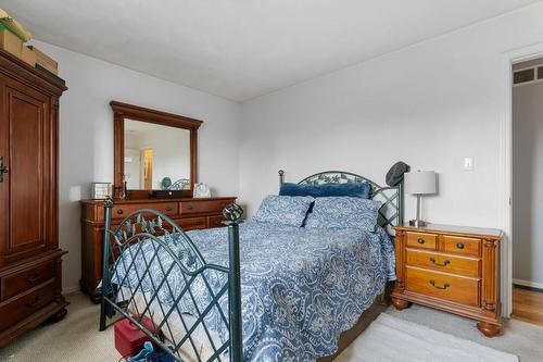 61 Napoli Drive, Hamilton, ON - Indoor Photo Showing Bedroom