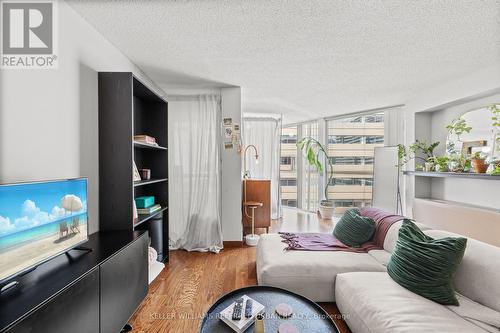 1006 - 705 King Street W, Toronto, ON - Indoor Photo Showing Living Room