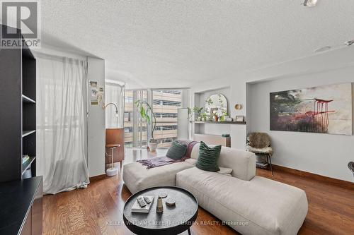 1006 - 705 King Street W, Toronto, ON - Indoor Photo Showing Living Room