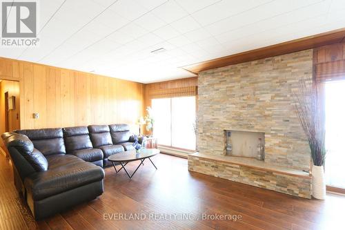 745 Harbour Street, Innisfil (Lefroy), ON - Indoor Photo Showing Living Room With Fireplace