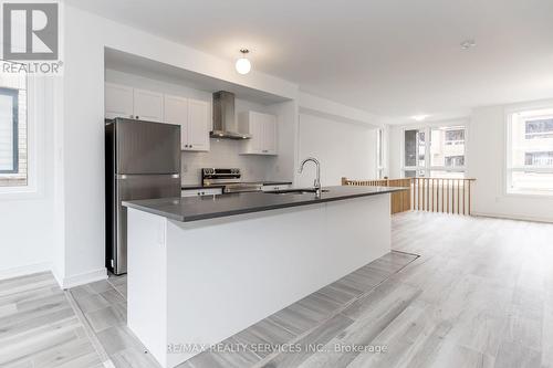 61 Red Maple Lane, Barrie (Innis-Shore), ON - Indoor Photo Showing Kitchen