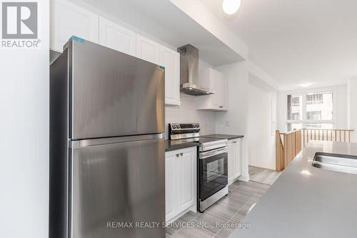 61 Red Maple Lane, Barrie (Innis-Shore), ON - Indoor Photo Showing Kitchen With Stainless Steel Kitchen