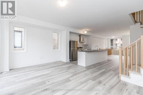 61 Red Maple Lane, Barrie (Innis-Shore), ON - Indoor Photo Showing Kitchen