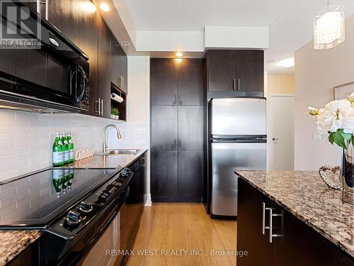 806 - 181 Wynford Drive W, Toronto (Banbury-Don Mills), ON - Indoor Photo Showing Kitchen With Upgraded Kitchen