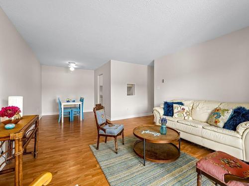 409-175 Centennial Dr, Courtenay, BC - Indoor Photo Showing Living Room