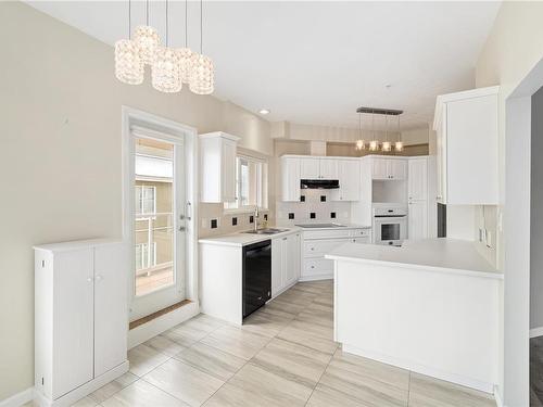 301-572 Stewart Ave, Nanaimo, BC - Indoor Photo Showing Kitchen