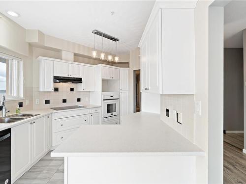 301-572 Stewart Ave, Nanaimo, BC - Indoor Photo Showing Kitchen With Double Sink