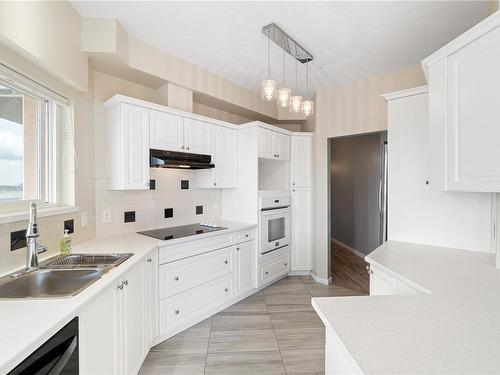 301-572 Stewart Ave, Nanaimo, BC - Indoor Photo Showing Kitchen With Double Sink