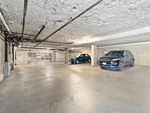 301-572 Stewart Ave, Nanaimo, BC - Indoor Photo Showing Garage