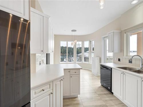 301-572 Stewart Ave, Nanaimo, BC - Indoor Photo Showing Kitchen With Double Sink