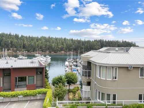 301-572 Stewart Ave, Nanaimo, BC - Outdoor With Body Of Water