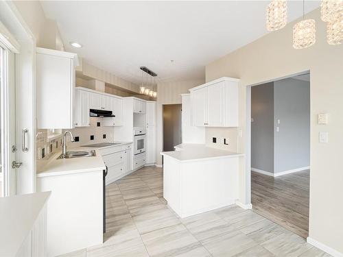 301-572 Stewart Ave, Nanaimo, BC - Indoor Photo Showing Kitchen With Double Sink