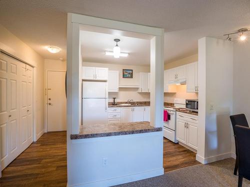 401-4724 Uplands Dr, Nanaimo, BC - Indoor Photo Showing Kitchen