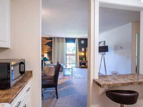 401-4724 Uplands Dr, Nanaimo, BC - Indoor Photo Showing Kitchen