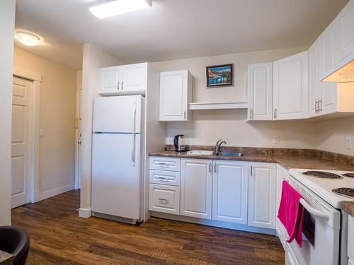 401-4724 Uplands Dr, Nanaimo, BC - Indoor Photo Showing Kitchen With Double Sink