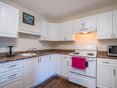 401-4724 Uplands Dr, Nanaimo, BC - Indoor Photo Showing Kitchen With Double Sink