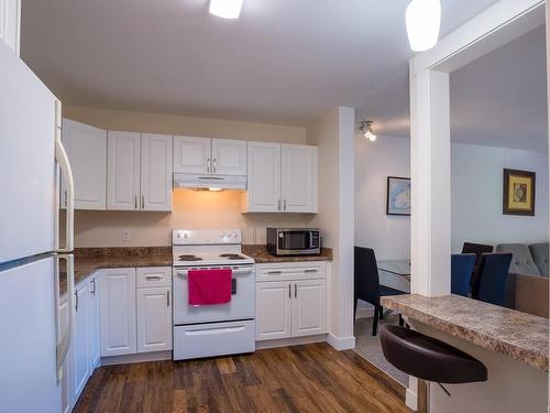 401-4724 Uplands Dr, Nanaimo, BC - Indoor Photo Showing Kitchen