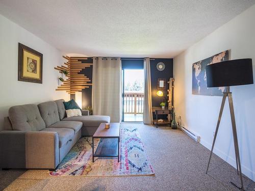 401-4724 Uplands Dr, Nanaimo, BC - Indoor Photo Showing Living Room