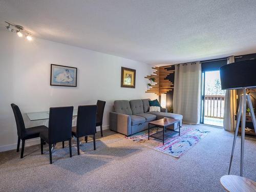 401-4724 Uplands Dr, Nanaimo, BC - Indoor Photo Showing Living Room