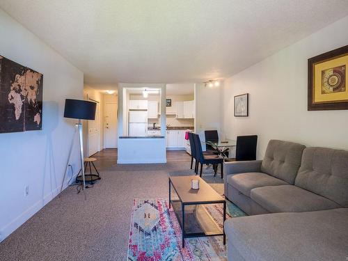 401-4724 Uplands Dr, Nanaimo, BC - Indoor Photo Showing Living Room