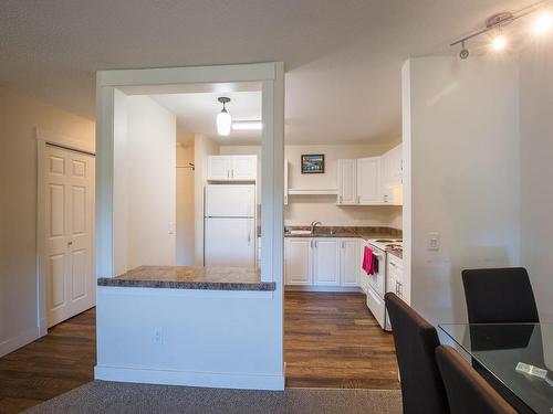 401-4724 Uplands Dr, Nanaimo, BC - Indoor Photo Showing Kitchen