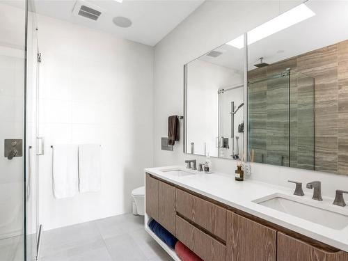 601-1201 Fort St, Victoria, BC - Indoor Photo Showing Bathroom