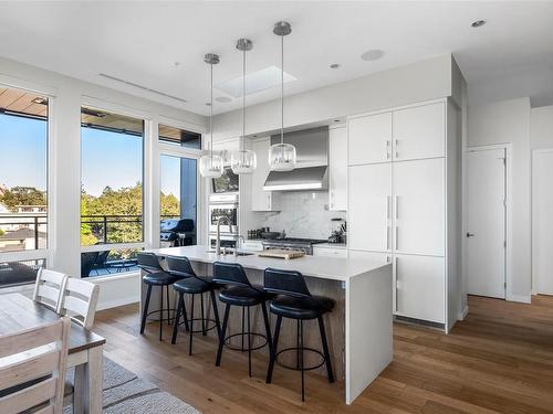 601-1201 Fort St, Victoria, BC - Indoor Photo Showing Kitchen With Upgraded Kitchen