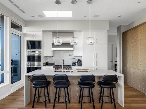 601-1201 Fort St, Victoria, BC - Indoor Photo Showing Kitchen With Upgraded Kitchen