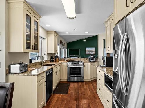 3464 Navatanee Drive, Kamloops, BC - Indoor Photo Showing Kitchen