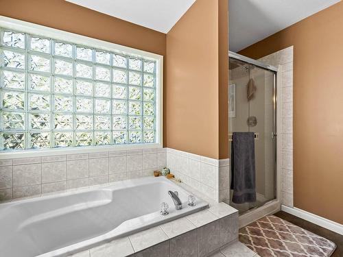 3464 Navatanee Drive, Kamloops, BC - Indoor Photo Showing Bathroom