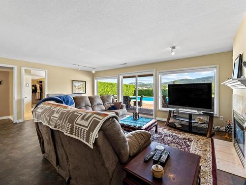 3464 Navatanee Drive, Kamloops, BC - Indoor Photo Showing Living Room