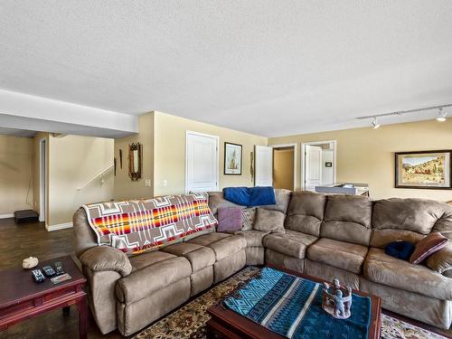 3464 Navatanee Drive, Kamloops, BC - Indoor Photo Showing Living Room