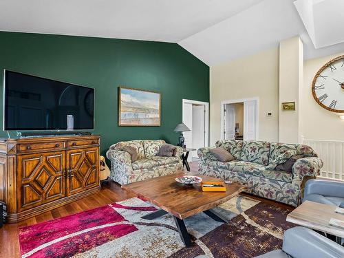 3464 Navatanee Drive, Kamloops, BC - Indoor Photo Showing Living Room