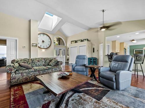 3464 Navatanee Drive, Kamloops, BC - Indoor Photo Showing Living Room