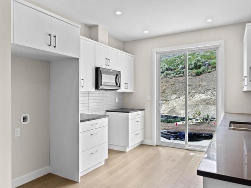 121-2045 Stagecoach Drive, Kamloops, BC - Indoor Photo Showing Kitchen