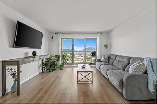 7-1110 Hugh Allan Drive, Kamloops, BC - Indoor Photo Showing Living Room