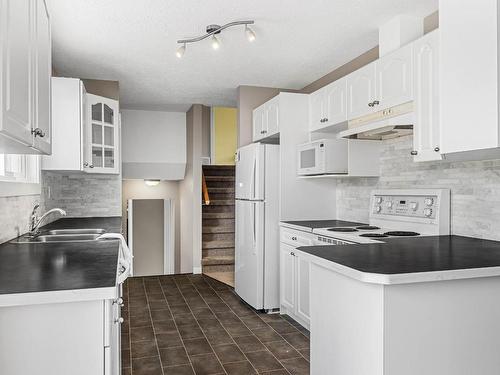 1503 Cascade Street, Kamloops, BC - Indoor Photo Showing Kitchen With Double Sink