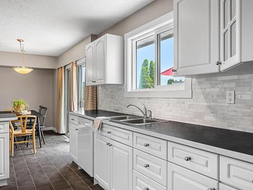 1503 Cascade Street, Kamloops, BC - Indoor Photo Showing Kitchen With Double Sink