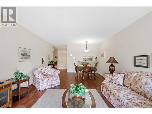 851 5 Avenue Sw Unit# 303, Salmon Arm, BC - Indoor Photo Showing Living Room