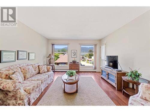 851 5 Avenue Sw Unit# 303, Salmon Arm, BC - Indoor Photo Showing Living Room