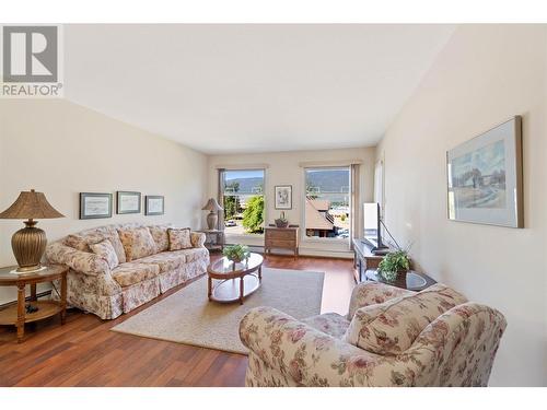 851 5 Avenue Sw Unit# 303, Salmon Arm, BC - Indoor Photo Showing Living Room