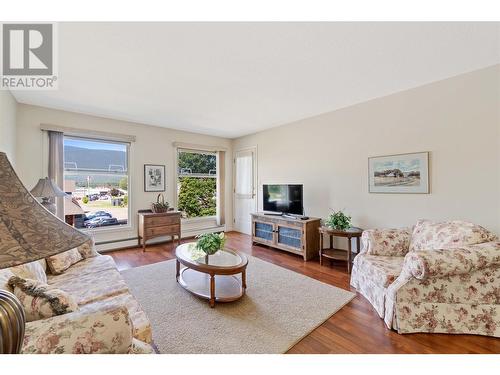 851 5 Avenue Sw Unit# 303, Salmon Arm, BC - Indoor Photo Showing Living Room