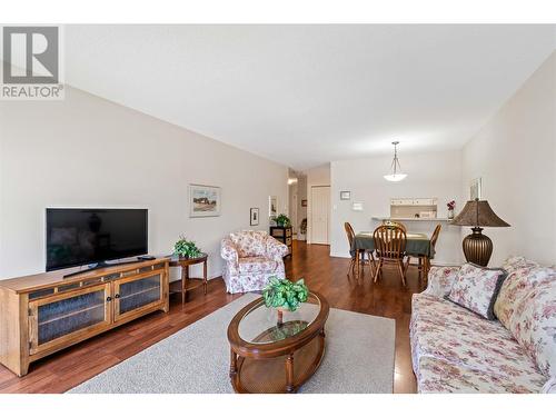 851 5 Avenue Sw Unit# 303, Salmon Arm, BC - Indoor Photo Showing Living Room