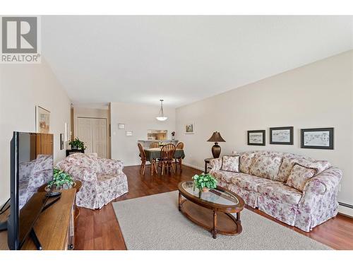 851 5 Avenue Sw Unit# 303, Salmon Arm, BC - Indoor Photo Showing Living Room