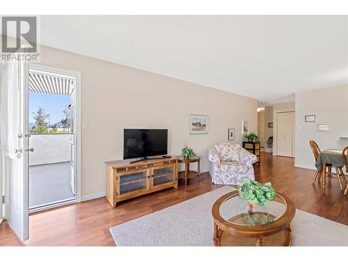 851 5 Avenue Sw Unit# 303, Salmon Arm, BC - Indoor Photo Showing Living Room