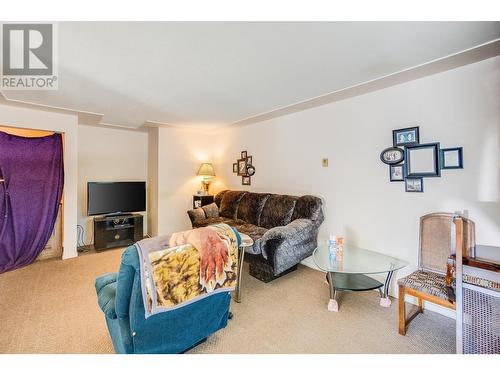 607 12Th Street, Castlegar, BC - Indoor Photo Showing Living Room