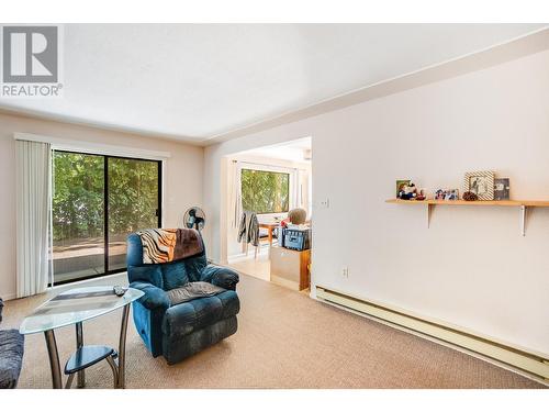 607 12Th  Street, Castlegar, BC - Indoor Photo Showing Living Room